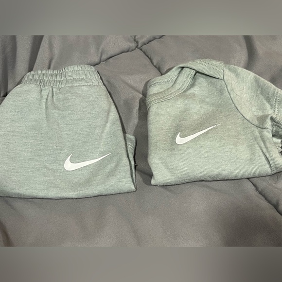 Nike Infant Green Short Set - Picture 2 of 5
